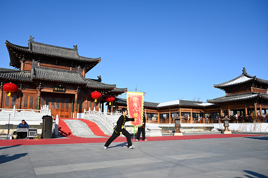 “雄安歲節(jié)，國風悅容”漢服園游會活動的武術表演。胡忠攝