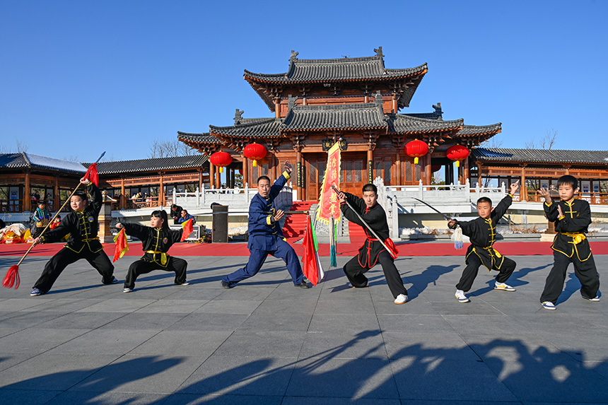 “雄安歲節，國風悅容”漢服園游會活動的武術表演。胡忠攝