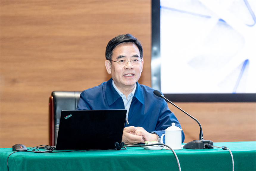 對外經濟貿易大學原黨委書記、中國國際碳中和經濟研究院院長蔣慶哲為雄安新區干部、企業代表授課。牛思佳攝