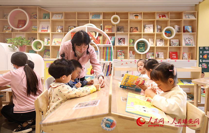 4月23日，雄安北海幼兒園開(kāi)展“荷你遇見(jiàn)書香美好”讀書分享活動(dòng)。人民網(wǎng)記者 李兆民攝