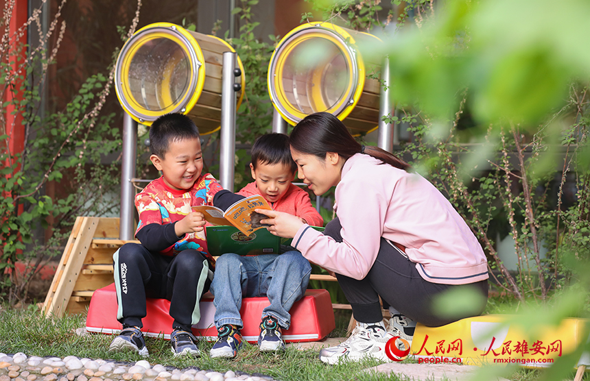 4月23日，雄安北海幼兒園師幼合作在幼兒園白洋淀微景觀進(jìn)行布置，開展荷塘趣味讀書活動。人民網(wǎng)記者 李兆民攝