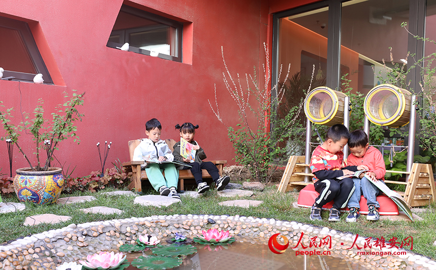 4月23日，雄安北海幼兒園師幼合作在幼兒園白洋淀微景觀進行布置，開展荷塘趣味讀書活動。人民網記者 李兆民攝