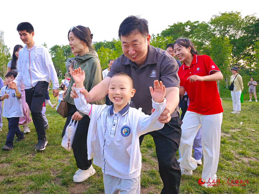 雄安容和容德幼兒園孩子們開始“貓鼠大戰”前的熱身運動。人民網記者 李兆民攝