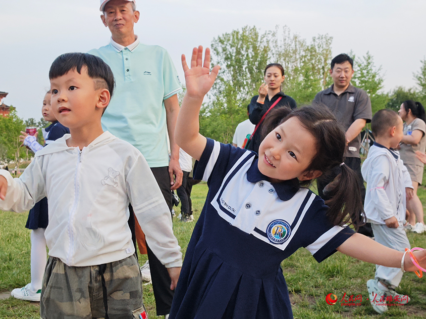 雄安容和容德幼兒園孩子們開始“貓鼠大戰”前的熱身運動。人民網記者 李兆民攝