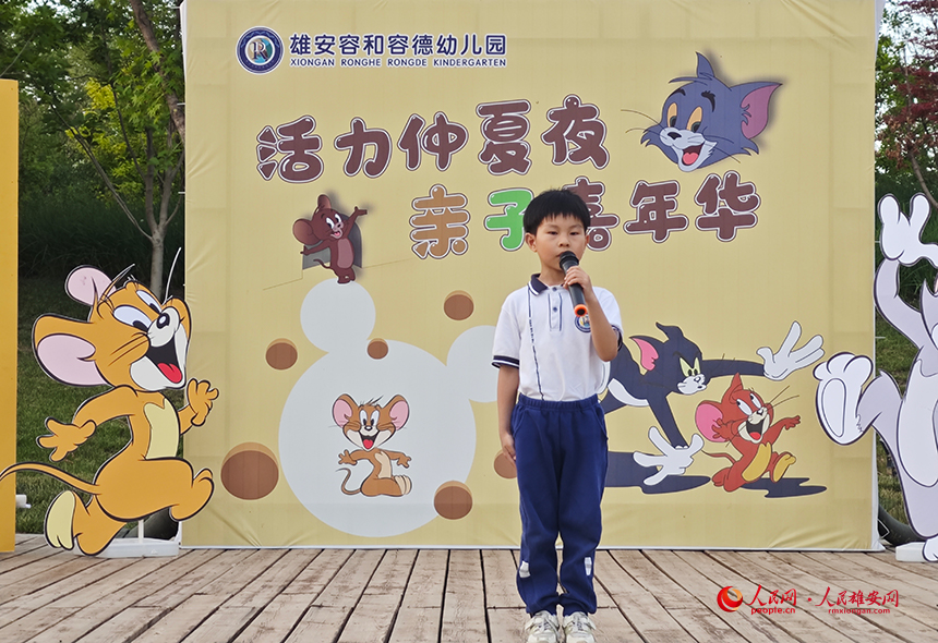 幼兒園學生代表為孩子們送上節(jié)日的祝福。人民網(wǎng)記者 李兆民攝