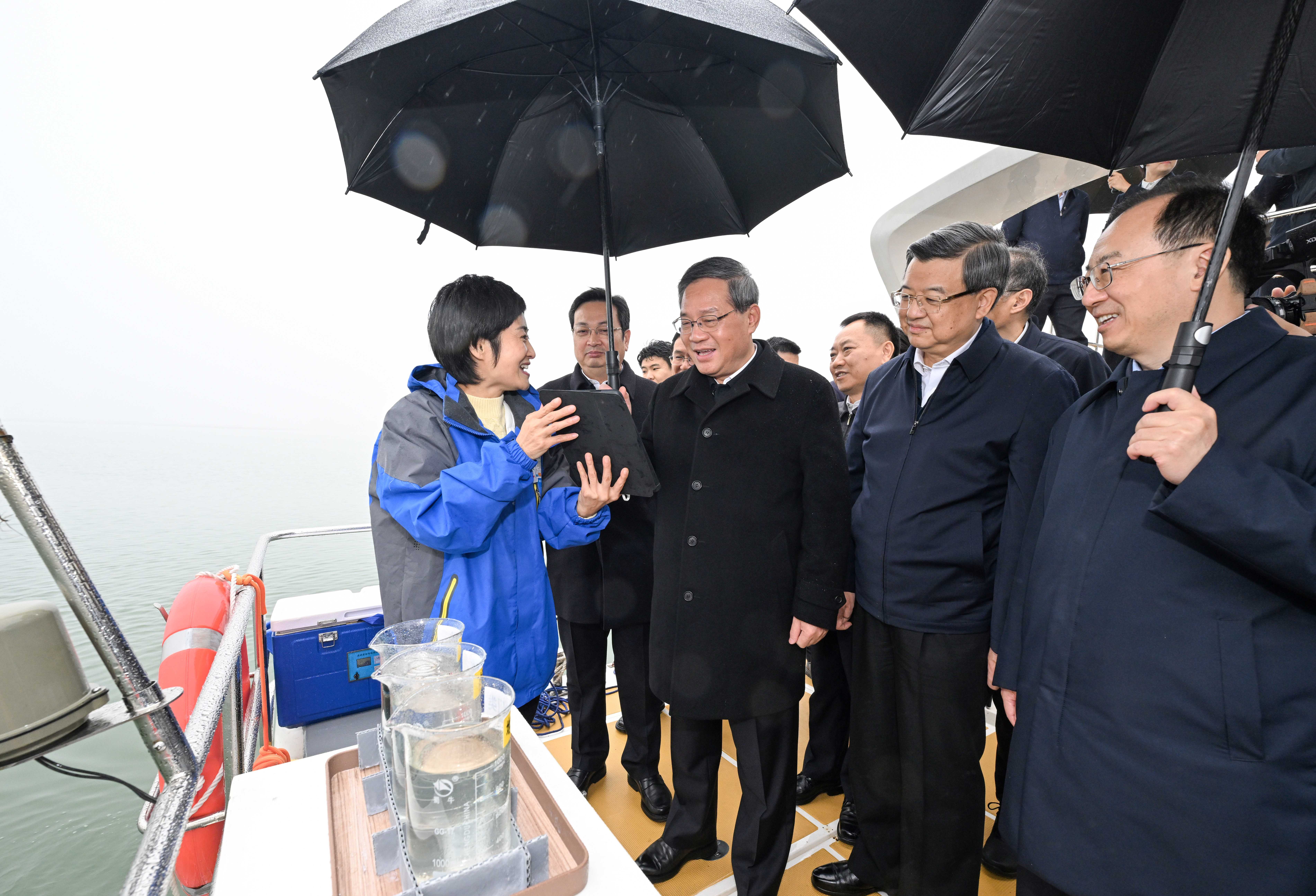 11月13日，中共中央政治局常委、國(guó)務(wù)院總理李強(qiáng)在河北調(diào)研。這是李強(qiáng)在白洋淀詳細(xì)了解生態(tài)環(huán)境治理保護(hù)情況。新華社記者 饒愛民攝