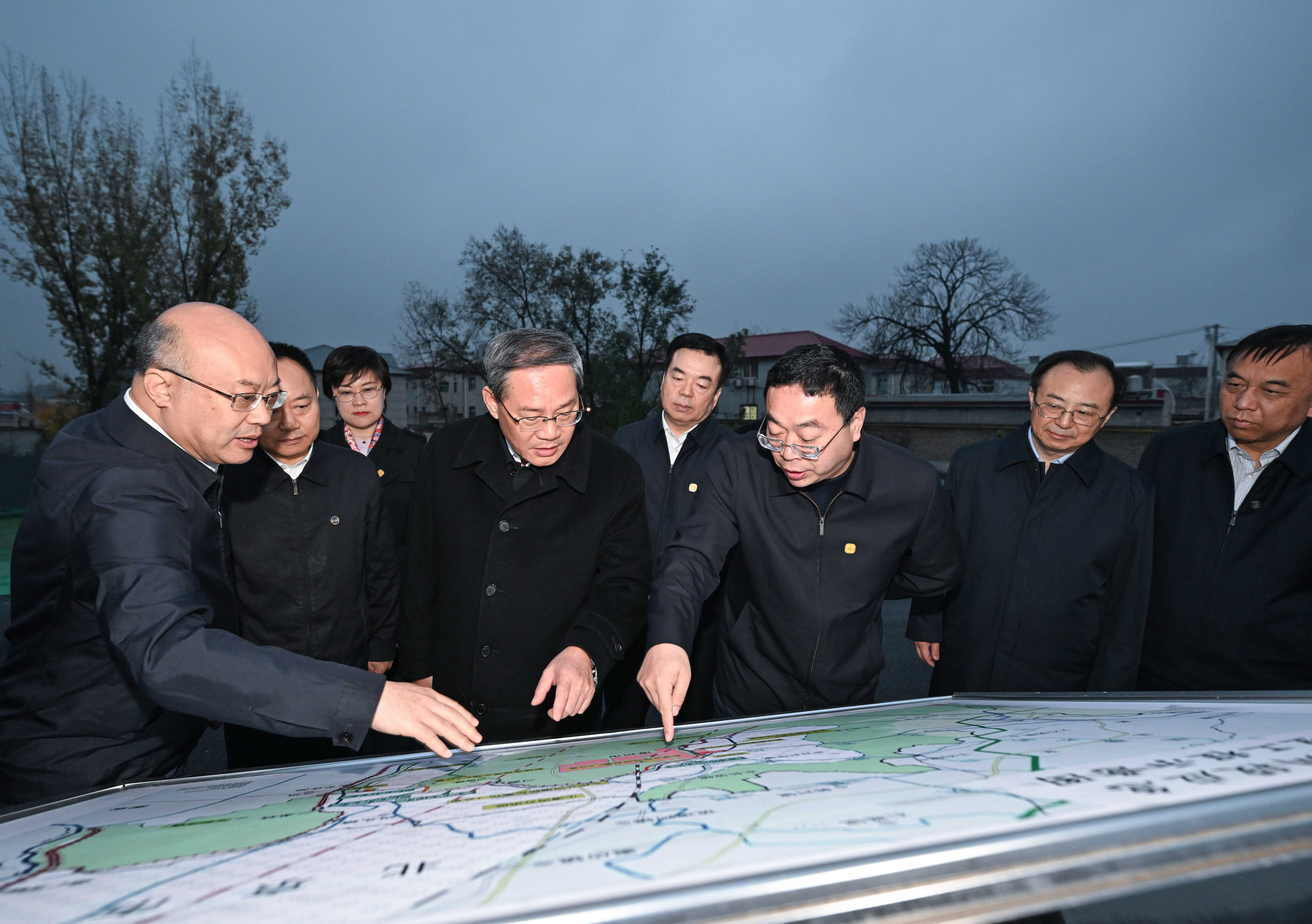 11月13日，中共中央政治局常委、國務(wù)院總理李強(qiáng)在河北調(diào)研。這是李強(qiáng)在涿州市小清河分洪區(qū)南圍堤建設(shè)工程現(xiàn)場(chǎng)，察看項(xiàng)目最新進(jìn)展，聽取河北省災(zāi)后重建重大水利工程等情況匯報(bào)，與設(shè)計(jì)施工監(jiān)理人員交流。新華社記者 饒愛民攝