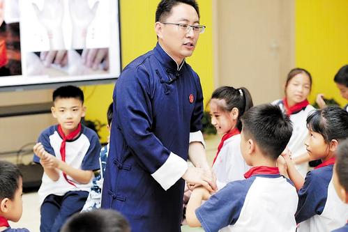 日前，健康中國傳播大廈的金牌講師趙帥把中醫藥知識送進小學校園科普課堂。 中國雄安集團供圖