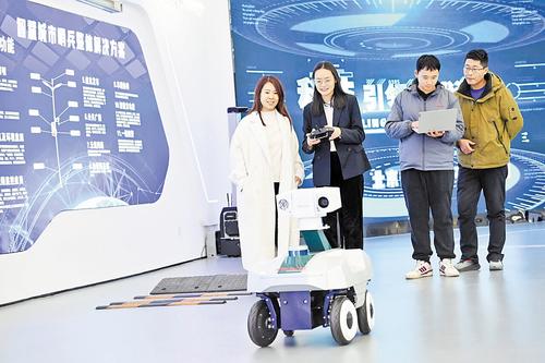 1月10日，雄安新區(qū)科創(chuàng)中心中試基地，北京普龍科技有限公司工作人員對輪式AI巡檢機器人進行測試。 本報記者 劉光昱攝