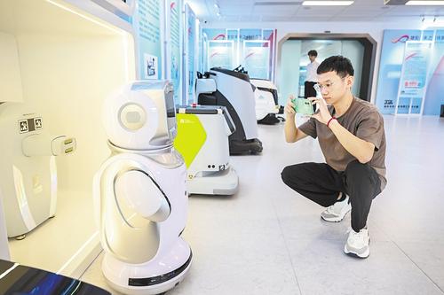 2024年7月28日，雄安機器人大廈內(nèi)，市民在雄安未來之城場景匯展廳參觀。（本報資料片） 本報記者田明攝