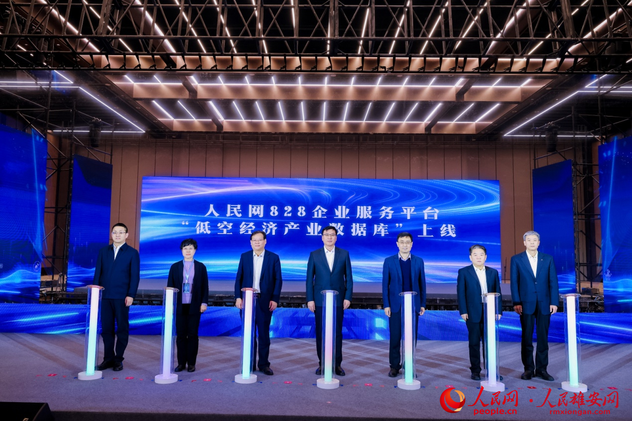 1月18日，人民網(wǎng)828企業(yè)服務(wù)平臺“低空經(jīng)濟(jì)產(chǎn)業(yè)數(shù)據(jù)庫”正式上線。人民網(wǎng)記者 李兆民攝