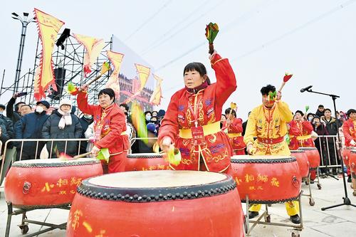 1月31日，“春節·雄安獅舞大會”拉開序幕。圖為鼓手正在為游客表演非遺節目。本報記者 郝金鈺攝