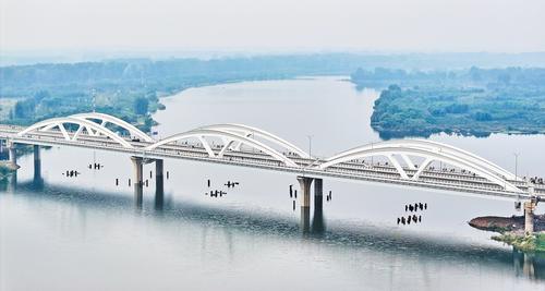 2024年9月29日，車輛行駛在廠通路潮白河大橋上。當日，廠通路全線通車，大廠與北京城市副中心的通行時間縮短約30分鐘，為兩地群眾生活和工作帶來極大便利。（本報資料片）本報記者 史晟全攝
