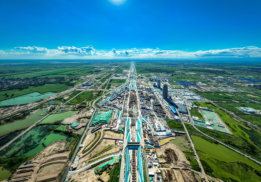 2024年8月12日，位于雄安新區啟動區內的東西軸線項目建設現場（無人機照片）。牟宇攝