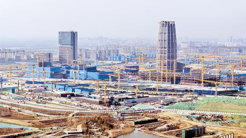 3月15日，雄安新區啟動區中國中化大廈項目建設現場。被譽為“金蘆葦”的中國中化大廈，由16根定制款混凝土柱托起。本報記者 田明攝