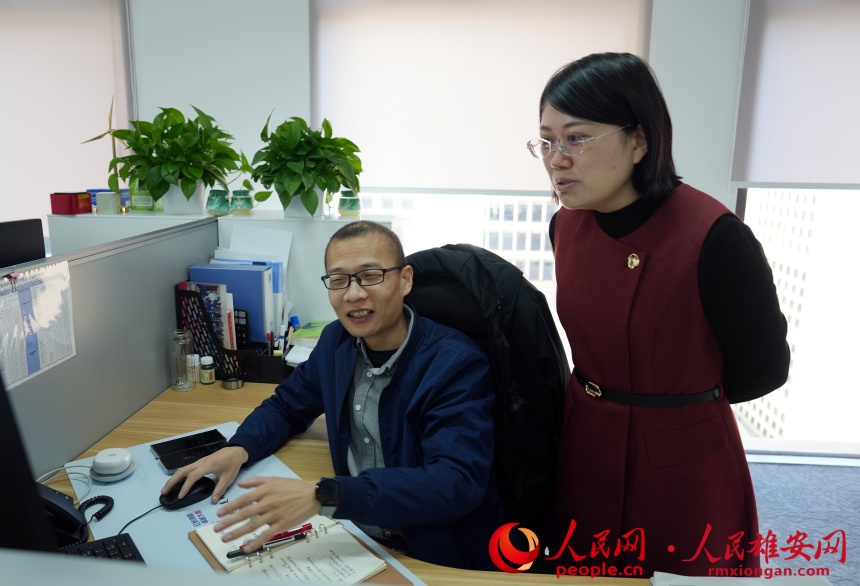 王麗杰（右）和同事進(jìn)行項(xiàng)目交流。人民網(wǎng)記者 楊文娟攝