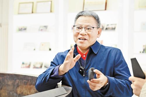 近日，王華明院士向記者展示團隊成功研發(fā)生產(chǎn)出的激光增材制造鈦合金構(gòu)件，該構(gòu)件已在飛機上實現(xiàn)裝機應(yīng)用。 趙榮昊攝