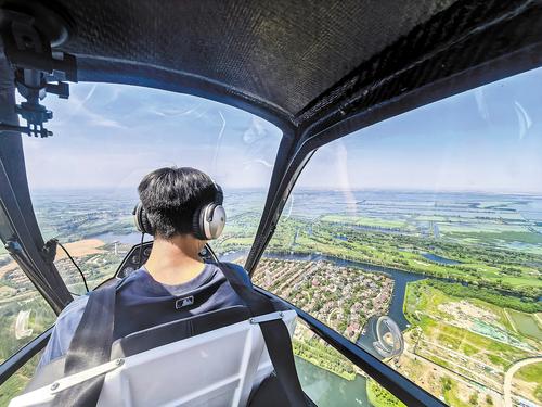 6月23日，記者乘坐云騰九霄飛行俱樂部的小型飛機，在300米高度俯拍的淀區(qū)景色。本報記者 李 暢攝