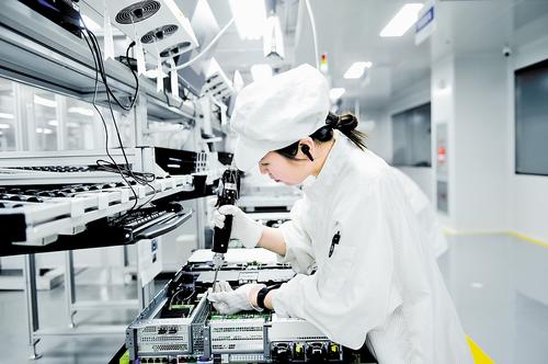 6月20日，雄安百信信息科技有限公司工作人員在生產車間內工作。龐浩然攝