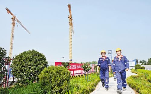 7月12日，在中核雄安科技園項目建設現場，工人們準備上工。 本組圖片由劉光昱攝