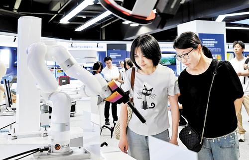 近日，在雄安未來之城場景匯科創園體驗中心展區，機器人演示吸引了參觀者的目光。 本組圖片由本報記者劉光昱攝