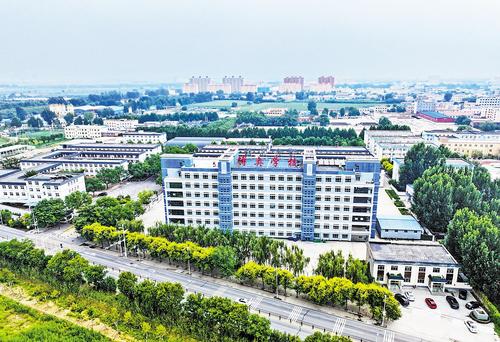 8月15日航拍的位于雄安新區(qū)的雄安博奧高級中學(xué)。 本報見習(xí)記者 李 暢攝