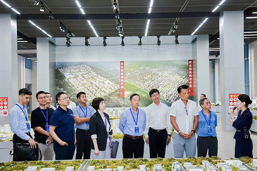 代表團對雄安新區規劃建設、科技創新成果和產業發展情況進行了調研。李聿嘉攝