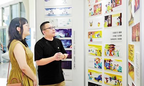 電影季期間，觀眾觀看高校動漫作品評選優秀作品展。 本組圖片由2025雄安未來影像電影季組委會提供