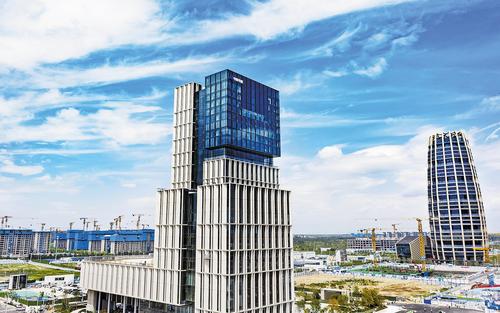 8月6日拍攝的雄安新區啟動區中國中化大廈、中國華能總部大廈。 本報記者劉光昱攝