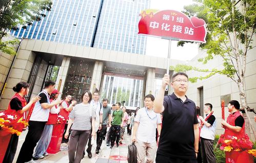 8月21日,雄安新區容東片區華望城詠華園四區,參加集中入住儀式的中國中化集團疏解員工在志愿者的帶領下進入小區。 本報記者劉光昱攝