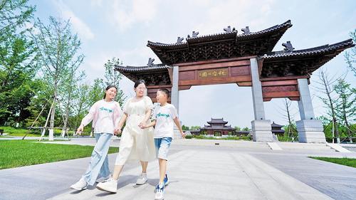 9月9日,游客在雄安新區悅容公園游玩。 本報見習記者李暢攝