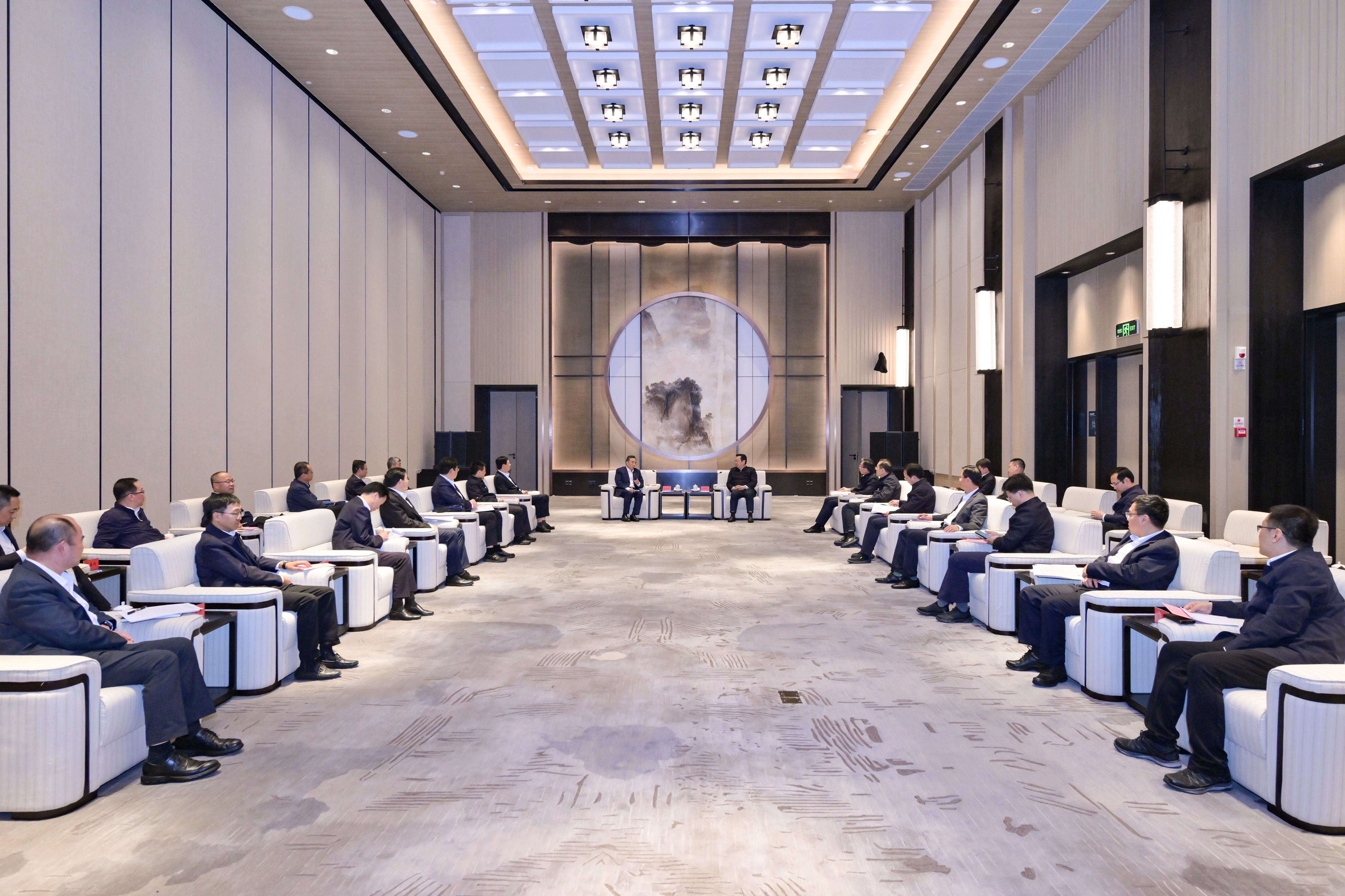 張國華與中國交通建設集團黨委書記、董事長宋海良一行舉行工作座談。王偉倩攝