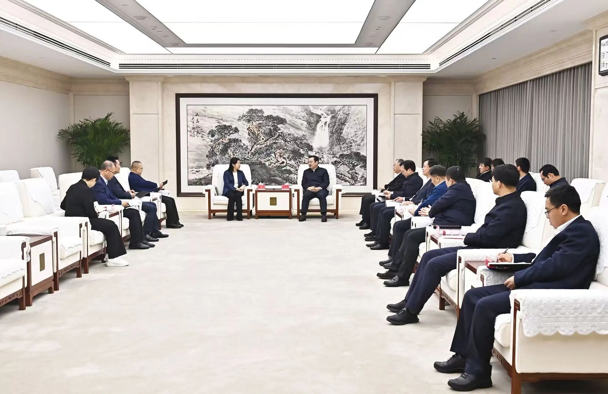 張國華與中關村發展集團黨委書記、董事長李妍一行舉行工作座談。劉向陽攝