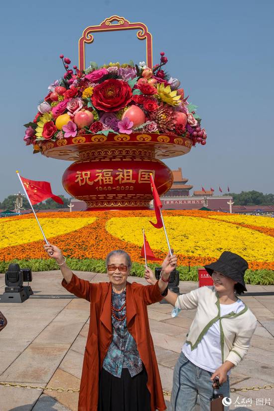 “祝福祖國(guó)”巨型花果籃亮相天安門廣場(chǎng)。人民網(wǎng)記者 翁奇羽攝 