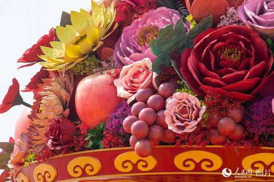 “祝福祖國(guó)”巨型花果籃亮相天安門廣場(chǎng)。人民網(wǎng)記者 翁奇羽攝