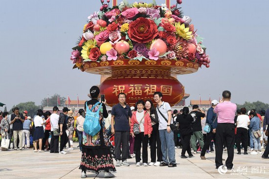 “祝福祖國”巨型花果籃亮相天安門廣場。人民網記者 于凱攝