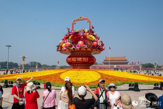 “祝福祖國”巨型花果籃亮相天安門廣場(chǎng)。人民網(wǎng)記者 翁奇羽攝 